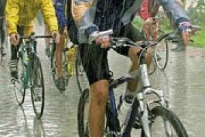 СПОРТ: велоестафета під аплодисменти дощу 