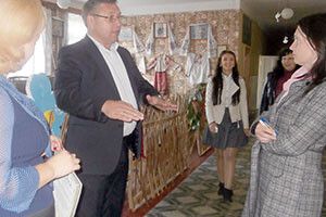 ЮРІЙ ЦЕЙКО: «У СІЛЬСЬКИХ ШКОЛАХ УЧИТЕЛІ ВИХОВУЮТЬ РОЗУМНИХ І АКТИВНИХ ПАТРІОТІВ»*