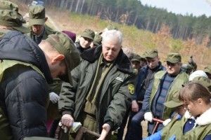 На Ратнівщині чиновники з учнями посадили 3 гектарів лісу