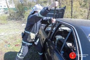 На Рівненщині рятували водія, який застряг у «BMW» (фото)