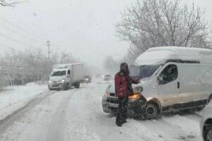 У Дніпрі утворився транспортний колапс через квітневий снігопад