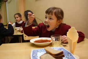 У скількох руках побувають батьківські гроші?
