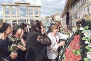 МАТЕРИНСЬКІ СЛЬОЗИ НЕ ВИСИХАЮТЬ І ДОСІ…