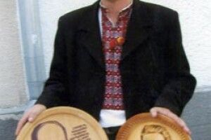 ГОРОХІВСЬКИЙ РІЗЬБЯР ДАРУВАВ ПОРТРЕТИ ЮЩЕНКУ І КАСТРО