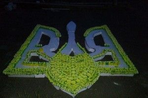 У Дубні виготовляють гігантський цукерковий герб