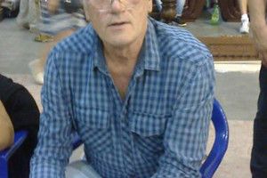 Ющенко торгує на блошиному ринку вишиванками