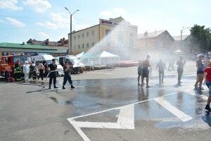 Ото спека – охочих дубенчан поливають з пожежного гідранта (фото)