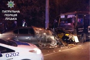 Автомобіль БМВ не розминувся з маршруткою