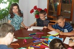 Переселенка з Луганщини на Рівненщині зобразила око зі сльозою, яке спостерігає за війною на Донбасі