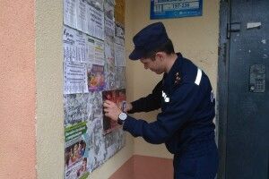 Рівненського «старлея» «застукали» за розклеюванням оголошень на вулиці Волинської дивізії