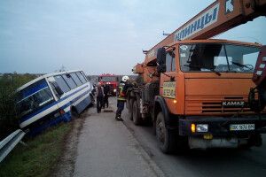 У Сарнах ліг на бік набитий по саму зав’язку автобус