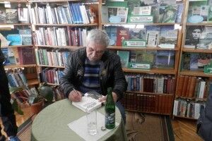 Василь Шкляр у Маневичах порадів «Зірці» Героя Андрія Снітка