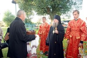 Протоієрей Карась із Заячиць одержав хреста з прикрасами з рук єпископа Нафанаїла