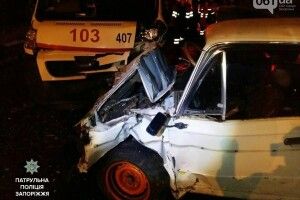 У Запоріжжі ВАЗ врізався в єдиний у місті дитячий реанімобіль, трьох людей госпіталізовано (фото)