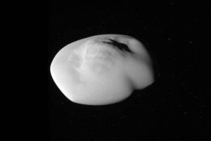 NASA опублікувало фото супутника Сатурна, яке передав космічний зонд 