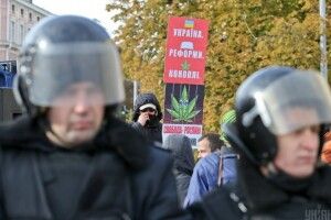 «Конопляний марш» у Києві – чубилися прибічники та противники «легкої наркоти»