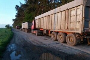 Лісова охорона на Горохівщині сьогодні вночі затримала чотири фури з львівським сміттям (фото)