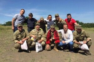 Рівненський «Верес» подарував артилеристам на передовій м’ячі та генератор  