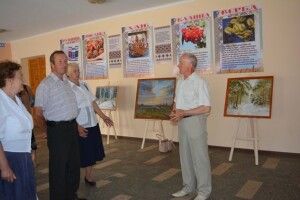 У Любешові друзі зустрілись через 50 років після школи – на виставці картин однокласника 