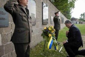 Порошенко відвідав концтабір, де утримувався Бандера