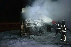У Миколаєві згоріли три вантажівки