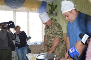 Найсильніший українець варив вареники солдатам на лінії фронту