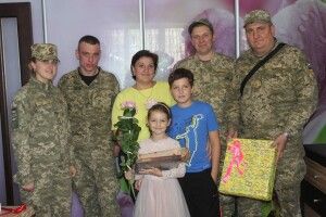 Бойові побратими загиблого волинянина прийшли до його доньки на День народження – з обіцяними татом «ляльками Барбі»... (фото)
