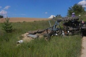 На Рівненщині перекинувся трактор і задавив водія (фото)