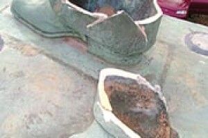 ВІД ПАМ’ЯТНИКА ЗАЛИШИЛИСЬ ОДНІ ТУФЛІ...