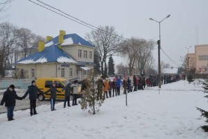 У Любомлі на честь Злуки створили живий ланцюг у центрі міста