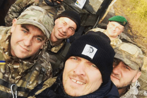 Боксер Усик відвідав українських військових на передовій зони АТО (фото)