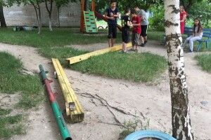 У Володимирі гойдалки впали дітям на голови 