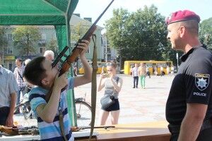 Хлопчик цілив у горобця зі снайперської гвинтівки поліцейського (фото)