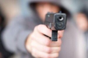 Двоє чоловіків влаштували стрілянину у спортзалі  