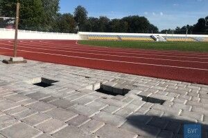 Бруківка на стадіоні в Нововолинську розвалюється через… “зливи” (Відео)