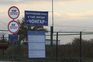 Озброєні люди у військовій формі напали на базу кримськотатарського батальйону в Чонгарі