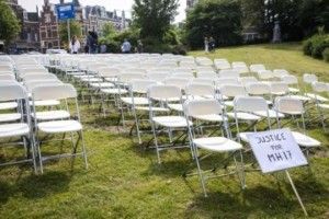 Родичі жертв рейсу MH17 поставили перед російським посольством у Гаазі 298 порожніх крісел...