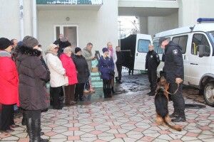 Рівненські поліцейські показали себе і своїх псів людям з вадами слуху