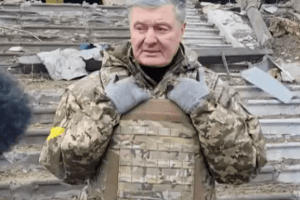 Порошенко біля зруйнованого будинку у Василькові закликав союзників закрити небо над Україною