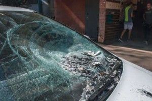 В припаркований Ford прилетів телевізор (Фото)