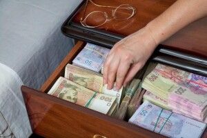 Колишню керівницю філії банку на Рівненщині підозрюють, що поцупила сотні тисяч доларів