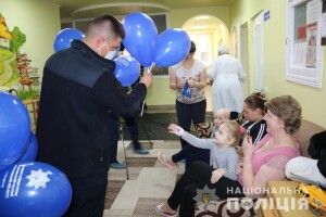Рівненські поліцейські придбали ліки для маленьких пацієнтів онкогематологічного відділення обласної лікарні
