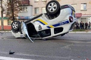  У центрі міста авто поліції перекинулось на дах: патрульні у важкому стані (Відео)