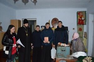 «Червоний хрест» разом зі священиком та семінаристами провідали самотніх людей