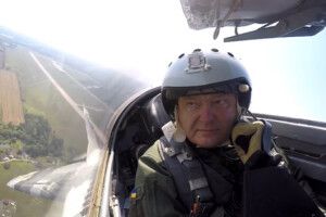 Який найкращий подарунок Порошенка льотчикам? Його політ! (Відео)