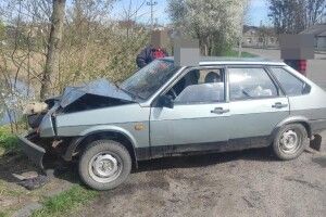 На Волині автівка зіткнулась з електроопорою