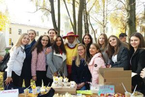 Студенти Острозької академії вбралися бджолами, наминали мед і співали про солодке життя у своєму вулику (фото)