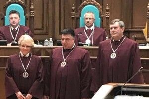 Петро Філюк у Києві склав присягу та вдягнув мантію судді Конституційного суду