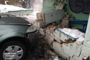 Рівненські патрульні «строчать протоколи» дорожникам за слизькі автошляхи