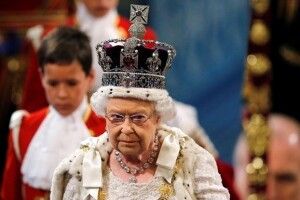 Елтон Джон описав, як Єлизавета II била племінника по щоках і нагадувала, що вона - королева